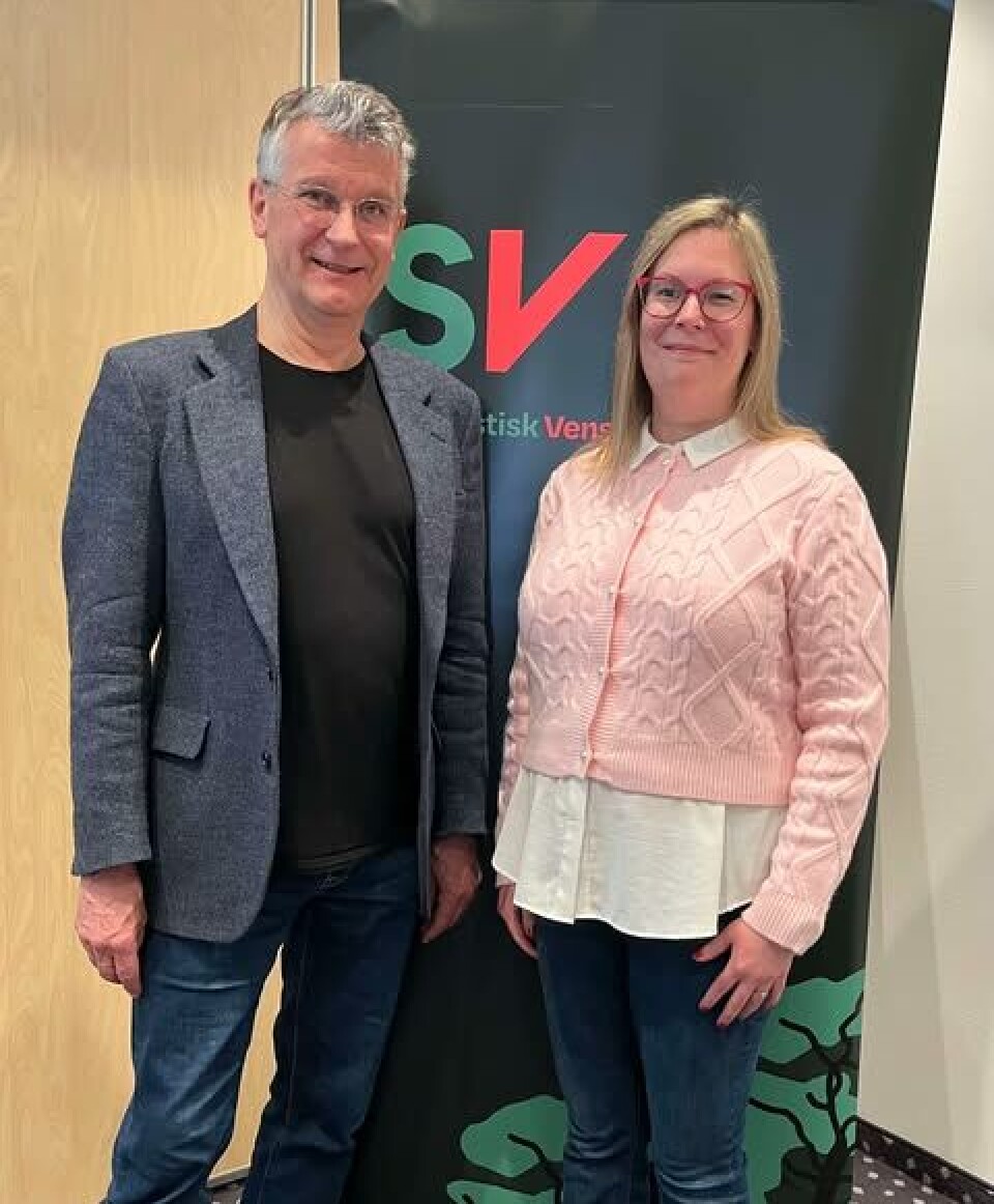 Line Karlsvik, førstekandidat på stortingslista og Gert Rietman, fylkesleder i Møre og Romsdal SV Mann og dame foran SV-banner