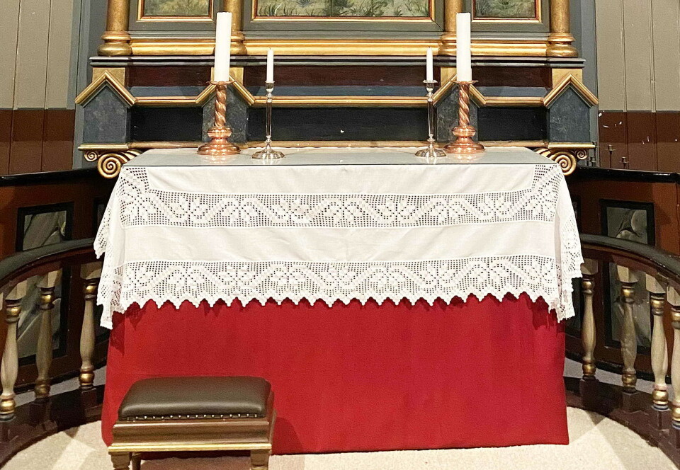 Gåve: Det nye altarforhenget er på plass – ei gåve etter Sigrunn Bævre. Den nystelte duken oppå er frå 1993 – laga av Alfhild Aasgård og fleire.