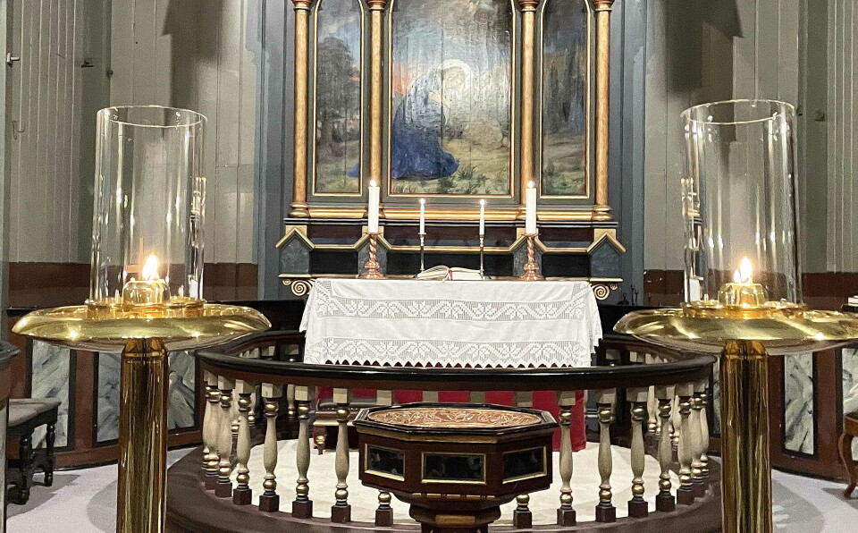 Også dei nye evangeliestakane er gåve frå familien Bævre