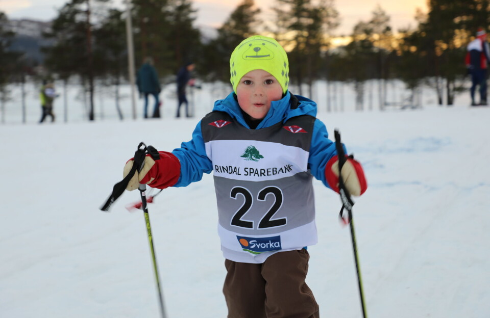 Mathias var så ivrig at han tok en runde ekstra. Et barn som går på ski.