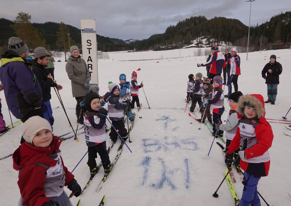 Her er det orden i rekkene. Som det står skrevet i snøen, barnehage-barn og 1. klasse skal starte her. 10 minutter før start var denne gjengen klar. Flere barn på startstreken i et skirenn.