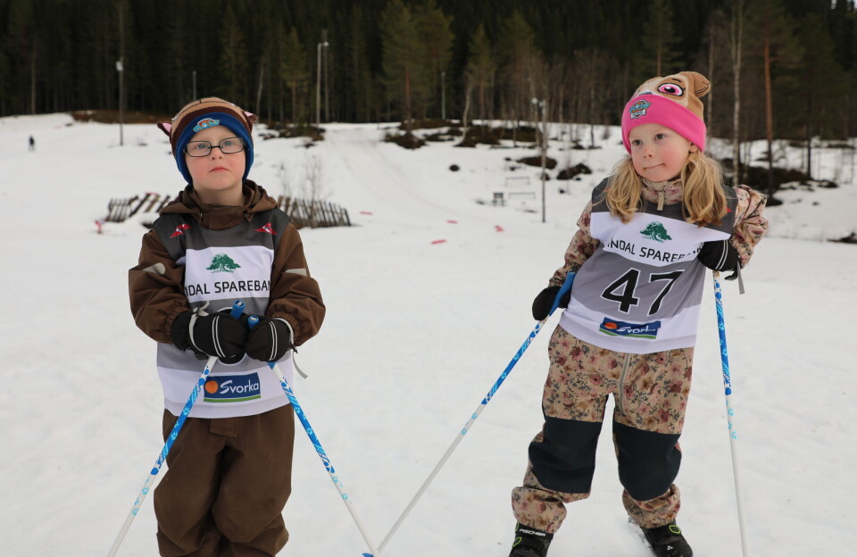 Edvin og Mette i matchende PAW Patrol-luer To barn på ski.