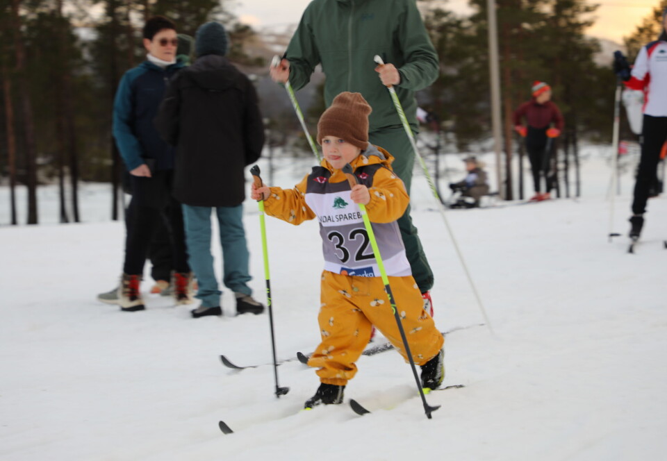Et barn som går på ski.
