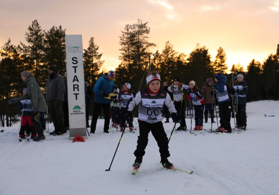 Et barn som går ut fra startstreken i et skirenn.