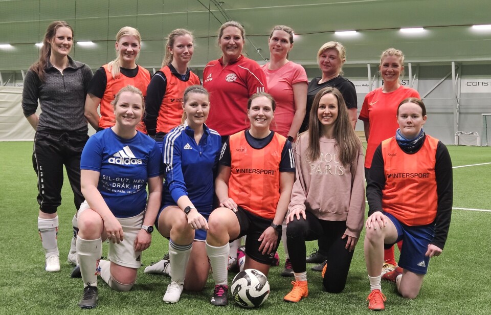 Et ordentlig lagbilde må til. Bak fra venstre Kristin Andreassen, Mari Løseth, Tonje Fuglås Kvendbø, Karin Åsbø, Kirsti Bjørkmann, Heidi Reiten og Marin Heggset. Foran fra venstre Ann Iren Dyrli, Rikke Schwabe Øie, Marte Røen, Malin Bruset og Marion Dragset Kvinnelige fotballspiller i treningsklær stilt opp til lagbilde. Sju stående bak og fem på kne foran.
