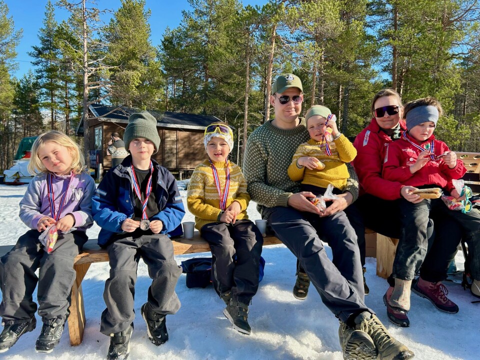 Fornøyd gjeng på avslutning med ØSIL! F.v: Oda og Mikkel Bolme, Odin, Noah og pappa Magnar Løset, Emil og mamma Stine Bruvold. Barn og voksne på benk med medaljer på.