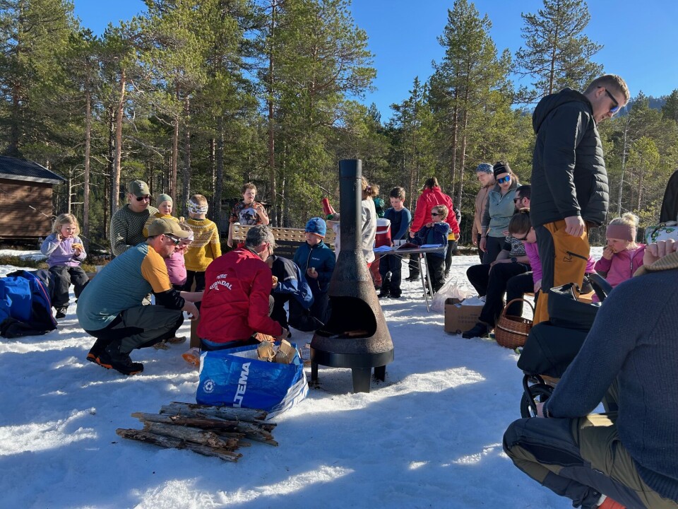Store og små koste seg i det herlige vårværet. Folk som griller