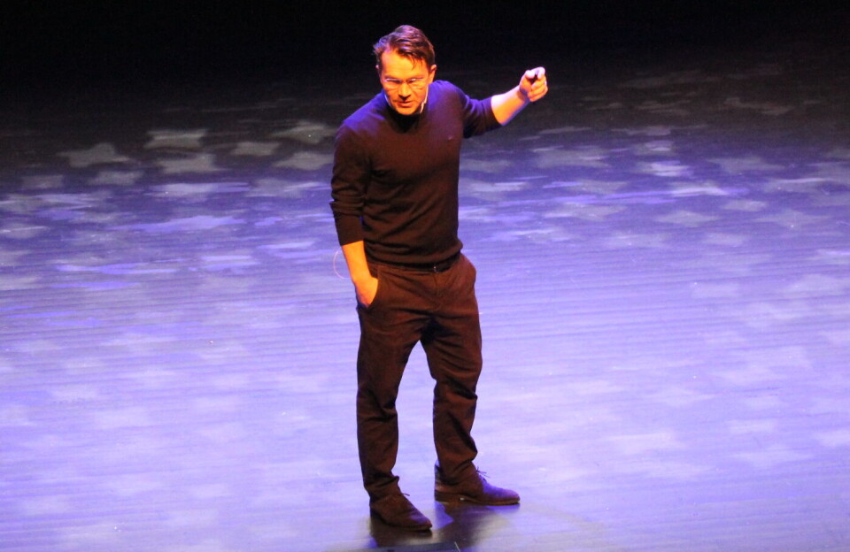 Martin Bech - Holthe holdt en engasjerende innledning Mann på scene