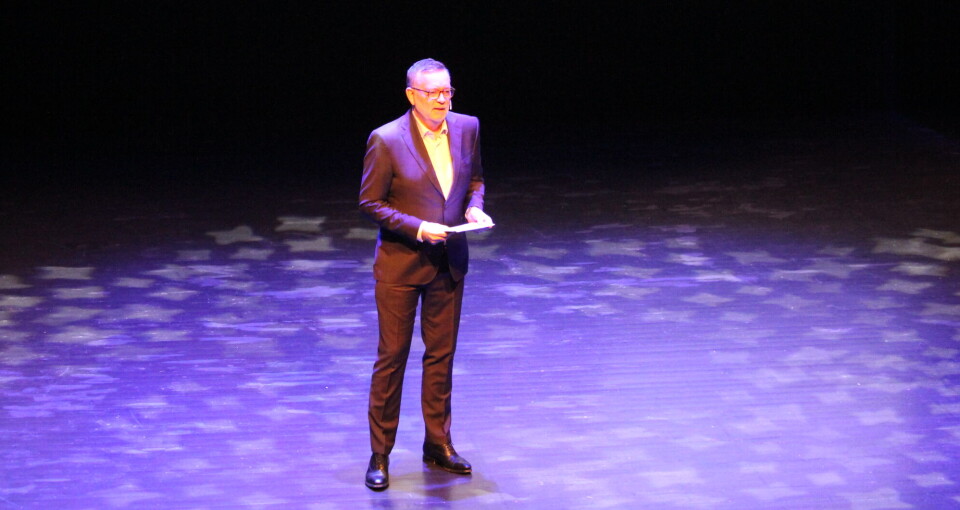 Konferansier Jan-Erik Larsen sydde sammen programmet på en god måte Mann i dress på scene