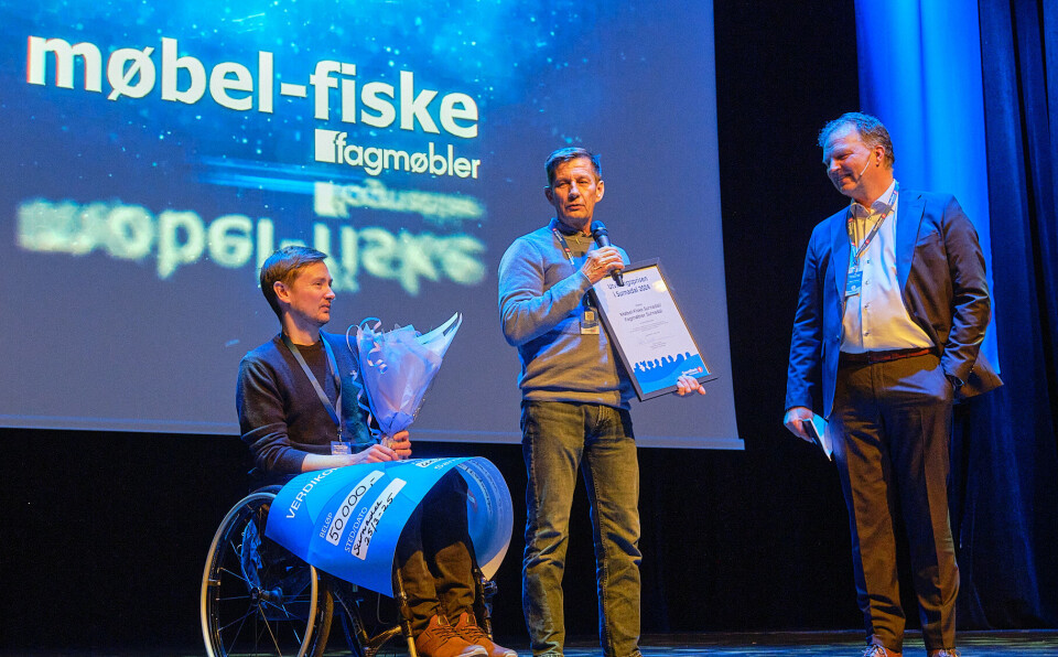 Daniel Fiske (til venstre) og Jarle Fiske fra Møbel-Fiske Surnadal / Fagmøbler er vinnere av Sparebank 1 Nordmøre sin utviklingspris for 2025. Tre menn på en scene.