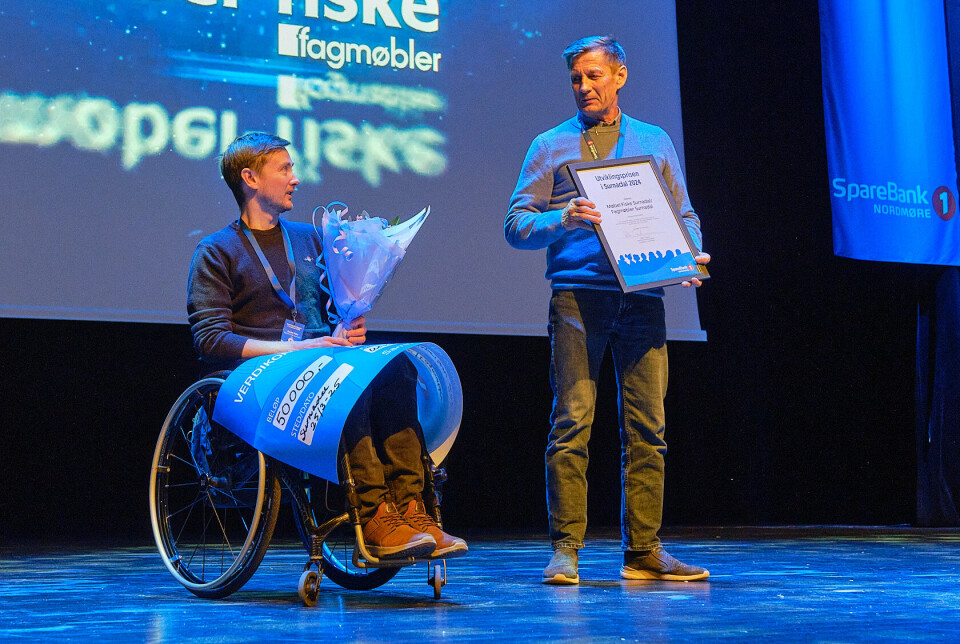 Daniel og Jarle Fiske med utviklingsprisen. To menn på en scene.