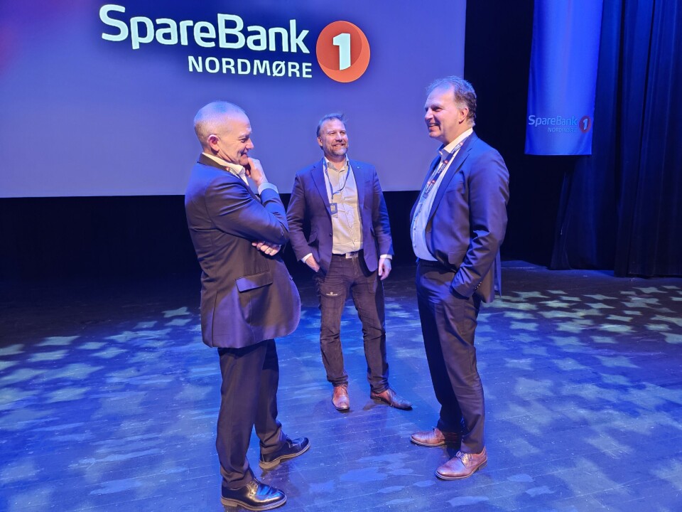 Adm. Dir. i Sparebanken 1 Nordmøre Allan Troelsen i diskusjon med to av innlederne. Fra venstre Gjermund Eide og Carl-Axel Hagen