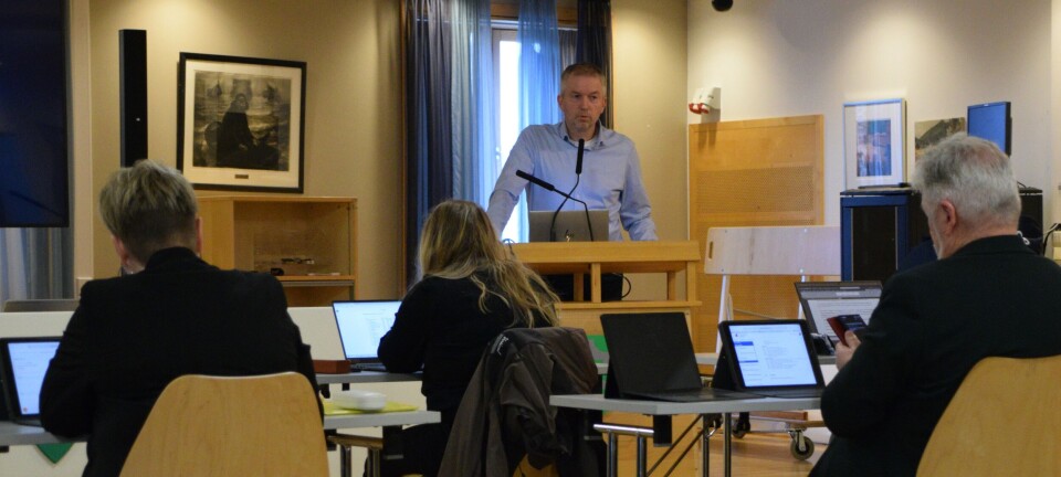 Kommunedirektør Lars Inge Kvande. En mann på talerstolen i et møterom.