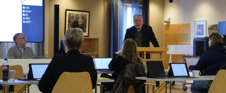 Trond Håskjold. En mann på talerstolen i et møterom.