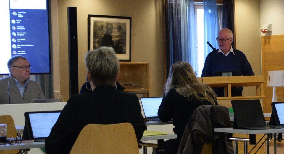 Nils Petter Tonning. En mann på talerstolen i et møterom.