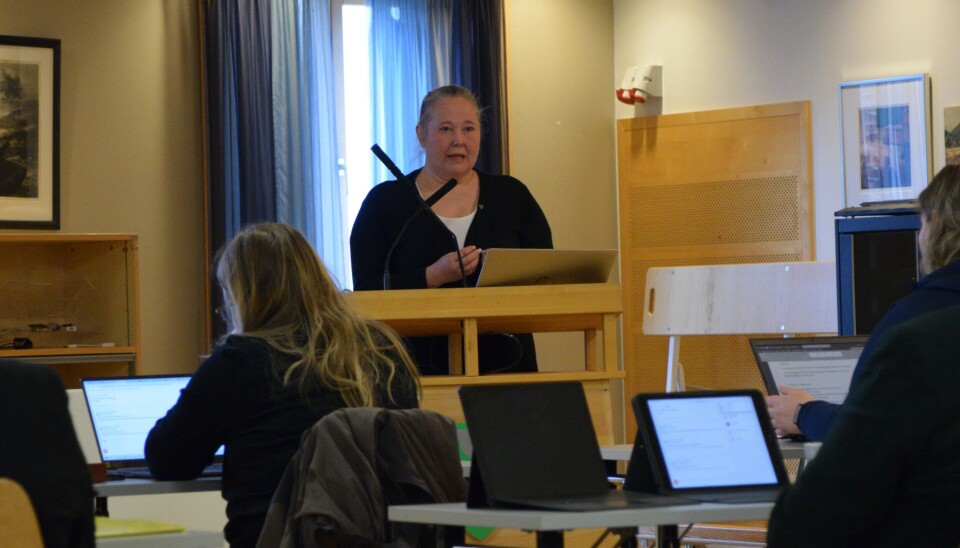 Annett Ranes. Ei dame på talerstolen i et møterom.