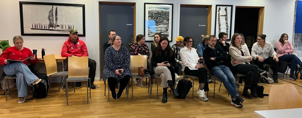 Mange tilhørarar var på plass. Mange tilhørere i et møterom.