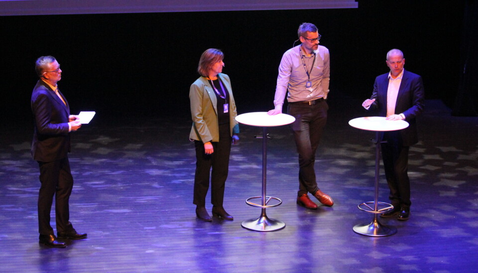 Jan-Erik Larsen sammen med Eldegard, Aandstad og Eide under en kort paneldebatt