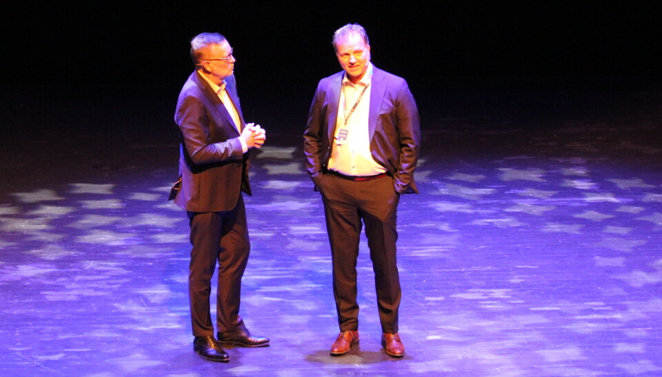 Konferansier Jan- Erik Larsen og Allen Troelsen oppsummerer dagen.