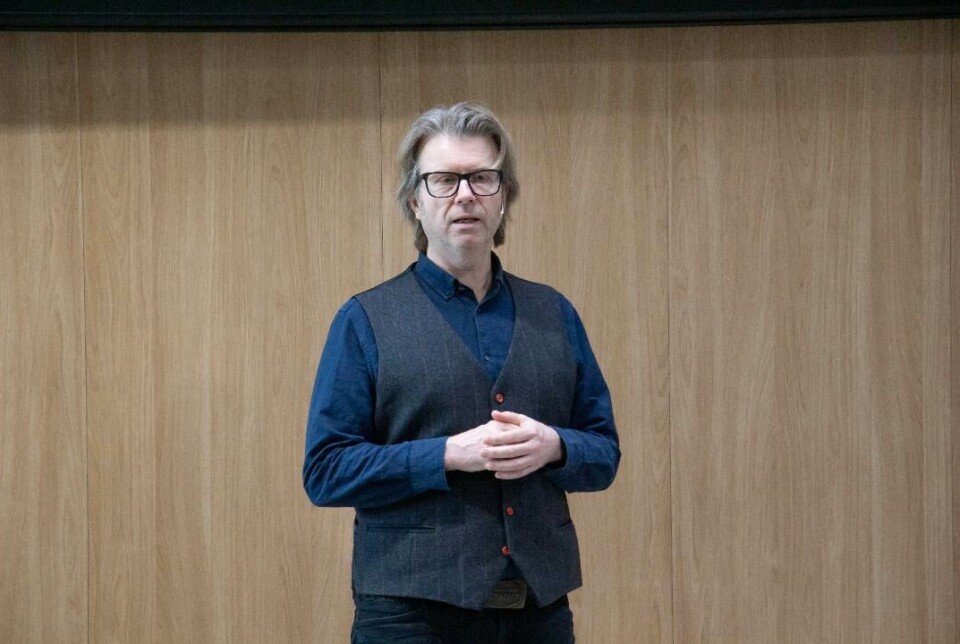 Are Sende Osen under forestillingen på Vestnes onsdag denne uken. Mann i finskjorte og vest.