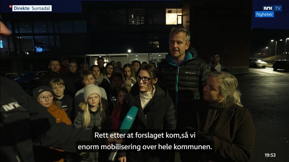 NRK snakket med Lise Mari Brøske, Nils Håvar Øyås og Eva Rønning. Tre personer som intervjues på TV med mikrofon.