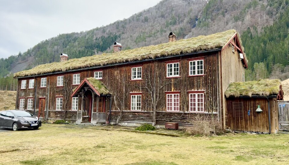 Stuelåna på gården er et vakkert skue og en får et glimt av fortiden her inne i dalen. Eldre hus med torv på taket.