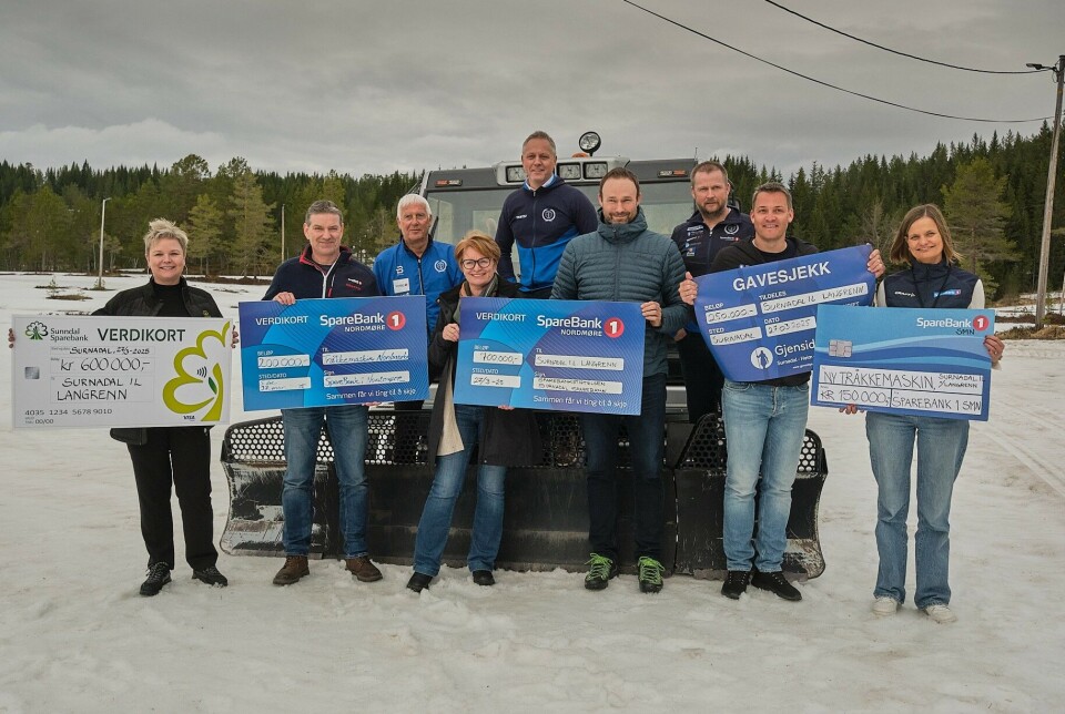 Dei største støttespelarane stilte opp med gavesjekkene sine framfor den gamle tråkkemaskina. Frå venstre: Mette Helen Mikkelsen fra Sunndal sparebank, Arne Berset frå Sparebank 1 Nordmøre, Løypekjører Asbjørn Foss, daglig leder Karina Wigum i Sparebankstiftelsen Surnadal Sparebank, Steinar Aasbø-prosjektansvarlig tråkkemaskin, Styreleder i Sparebankstiftelsen Surnadal Sparebank, Jostein Kvendset, Frode Raaen- styreleder i SIL langrenn, Gunnar Segtnan frå Gjensidige og Berit Skralthaug frå Sparebank 1 SMN.