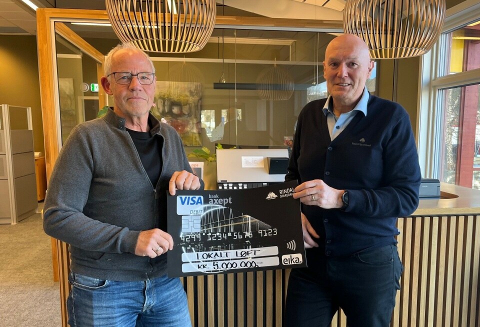 Birger Løfald, styreleder i Lokalt Løft, mottok en stor gavesjekk fra banksjef Magne Bjørnstad. To menn med en gavesjekk mellom seg.