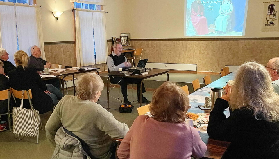 I biletserien dukka 1300-talet med garden Drifasætre og husfrøya Gyrid fram. folk i en sal, en i midten med laptop