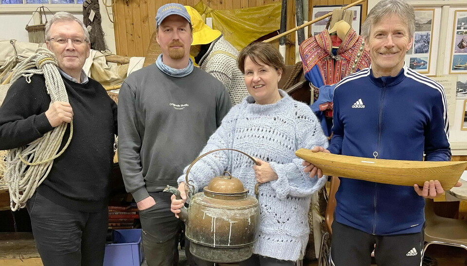 Fire frå komande styre: Bernt Bøe (frå venstre), Tore Sannes, Mayse Dønheim Hovde og Kristian Settem. Dei to andre, Inge Dønheim og Gunnhild V. Bøe var ikkje om bord da Randi Bøe knipsa dette biletet. fire folk holder i ting fra museum