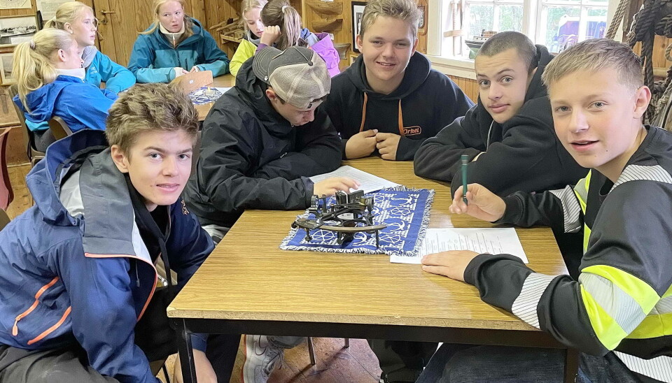 Niandeklasse-besøk opna 2024-sesongen på museet. Her er det historiequiz. ungdomsgutter rundt bord