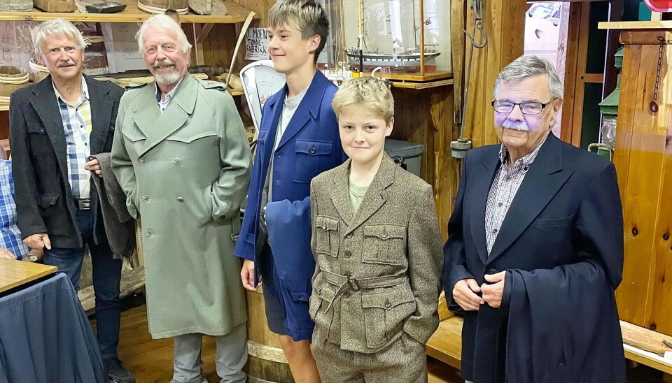 Eit sommartema i 2024 galdt den gamle konfeksjonsfabrikken Settemsdal AS. unge og gamle med frakk