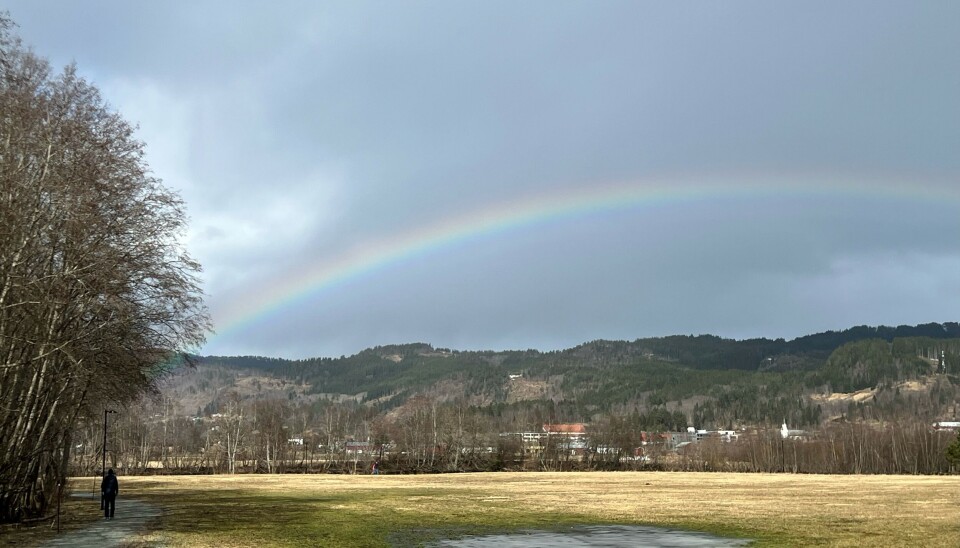 Regnbue over elvepromenaden ved Surna. regnbue