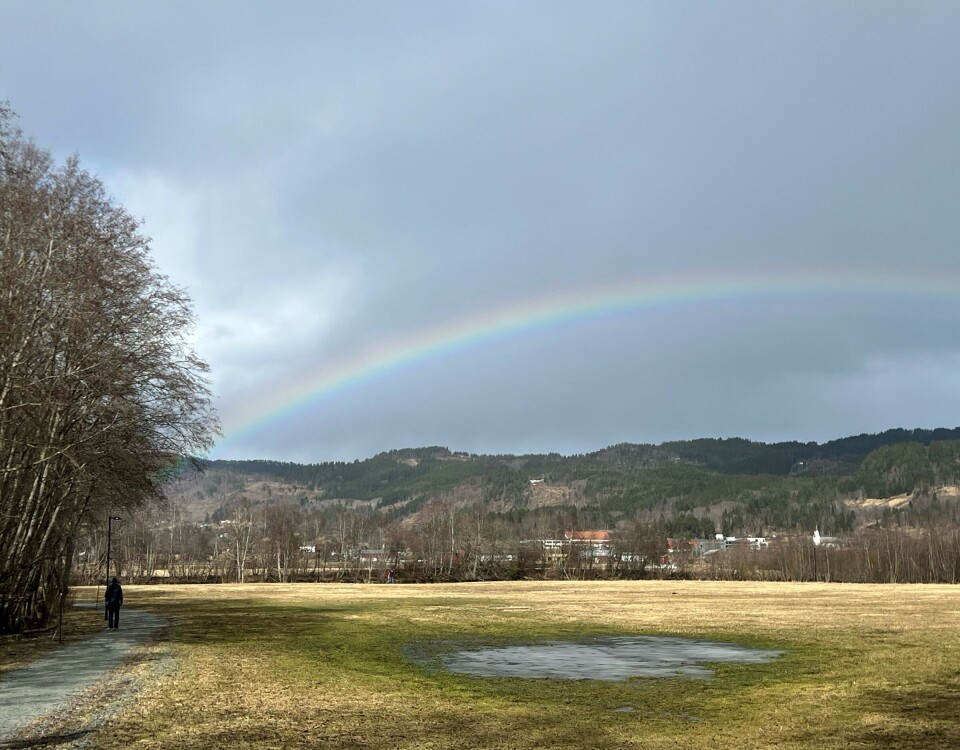 Regnbue over elvepromenaden ved Surna. regnbue