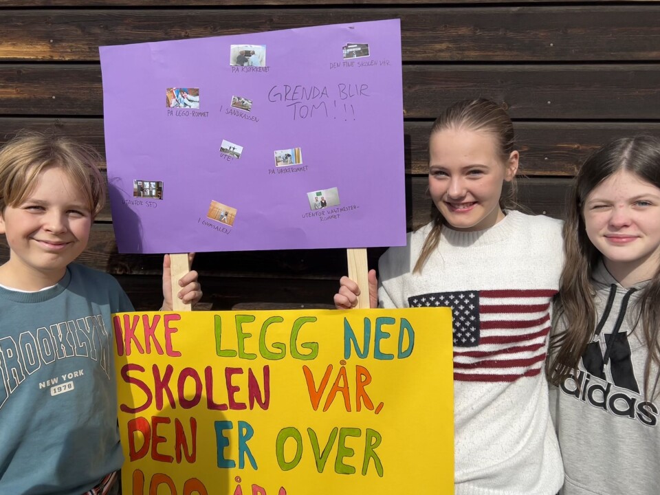 Uten grendaskolen blir grenda tom, tror elevene i 7. trinn på Mo oppvekstsenter. F.v Jostein, Benedicte og Leah. En gutt og to jenter med plakat med tekst: Ikke legg ned skolen vår, den er over 100 år.