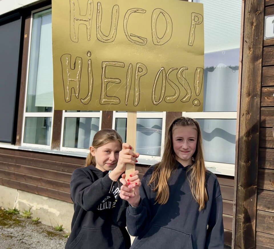 Sigrid og Ane med klar melding. Elevene håper ordføreren vil tale deres sak i kommunestyret på torsdag. To jenter med plakat: Hugo P hjelp oss!