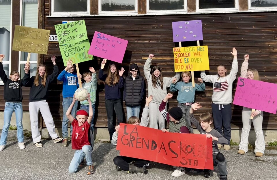 - Vi er fremtiden, dere burde ta vare oss! Elevene ved Mo oppvekstsenter tok selv initiativ til å snakke med pressen. Elever med plakater.