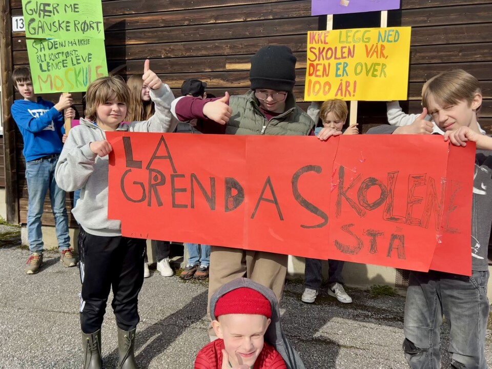 - Grendeskolen har et fantastisk trygt miljø og det er lett å få seg venner her, mener gutta i 5.-7. trinn. Gutter med plakaten: La grendaskolene stå.