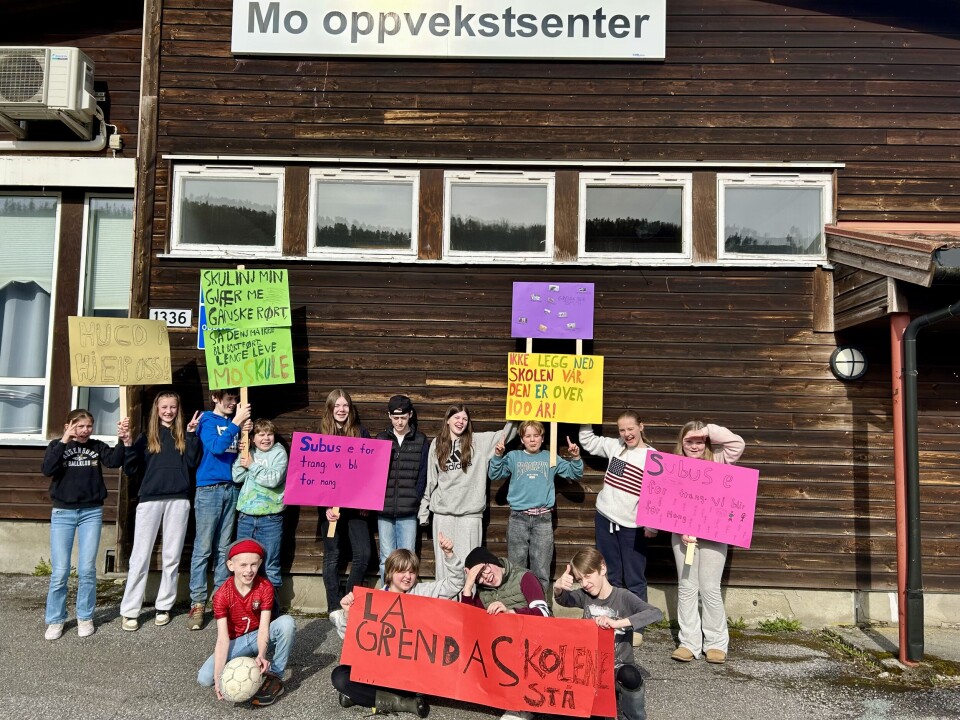 Elevene ved Mo oppvekstsenter vil bruke stemmen sin og håper den vil nå inn hos politikerne i kommunestyret. Unger med plakater.