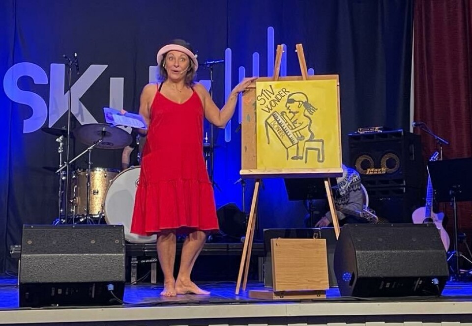 Svanhild Husby som Jenny Klinge på generalprøven da SKUV arrangerte 'Gaukvellj på Trudvang' forrige veke. Dame utkledd i kjole og hatt viser tegning/maleri.