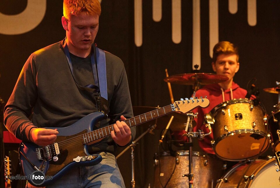 Sigve Holten og Ingebrigt Kvendset Bergli fra BøggeZ under fjorårets fredagskonsert under Midtsommar i Surnadal. En gutt som spiller gitar og en som spiller trommer.