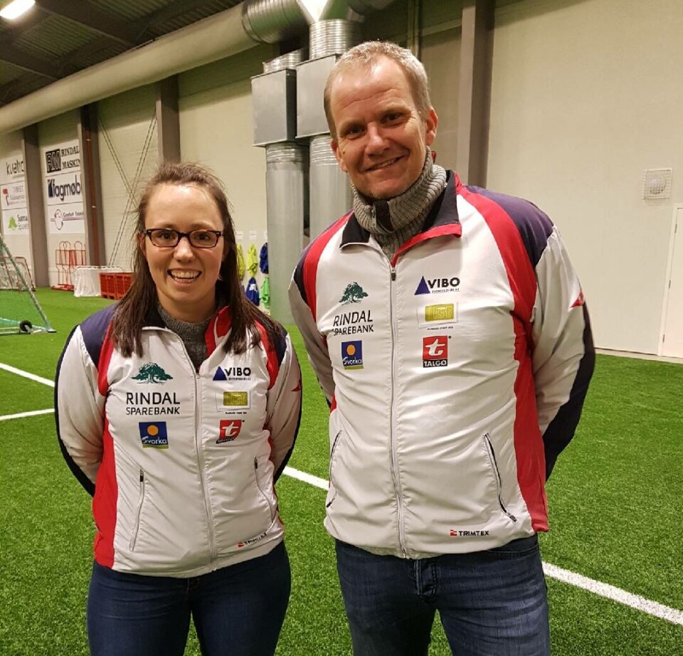 Morten Møller og Mali Nerbu Løfald fra fotballstyret og hovedkomiteen for kamparrangementet.