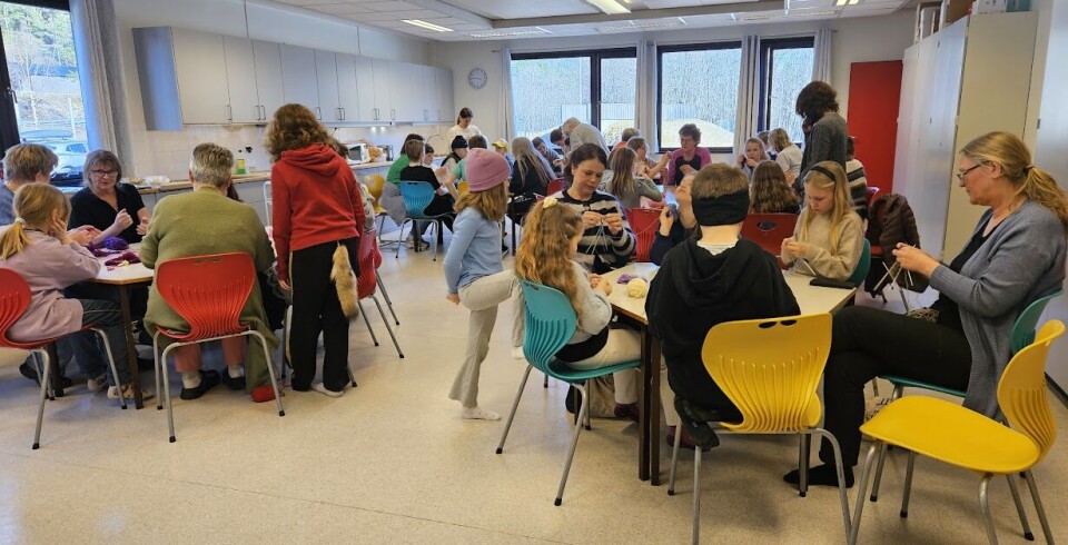 Stor stas med strikkekaffe og hjelp fra mødre og bestemødre til å lære seg å strikke.
