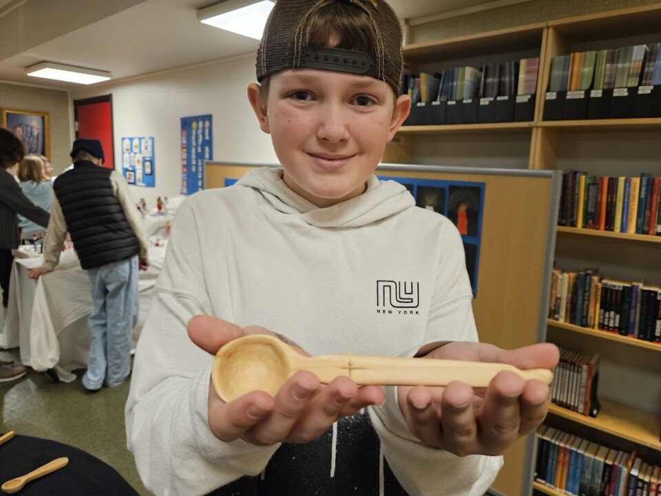 Leander Haarstad Bøe viser fram den fine treskeia han har laga