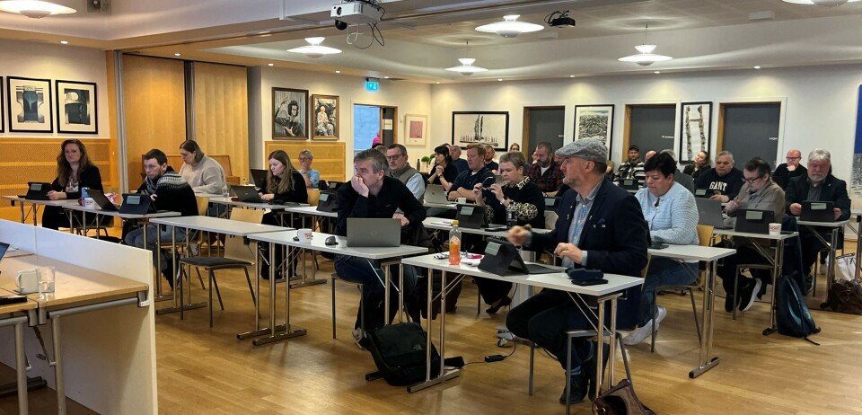 Kommunestyret, og nokre tilhøyrarar bak i salen. Fleire personar i eit møte.