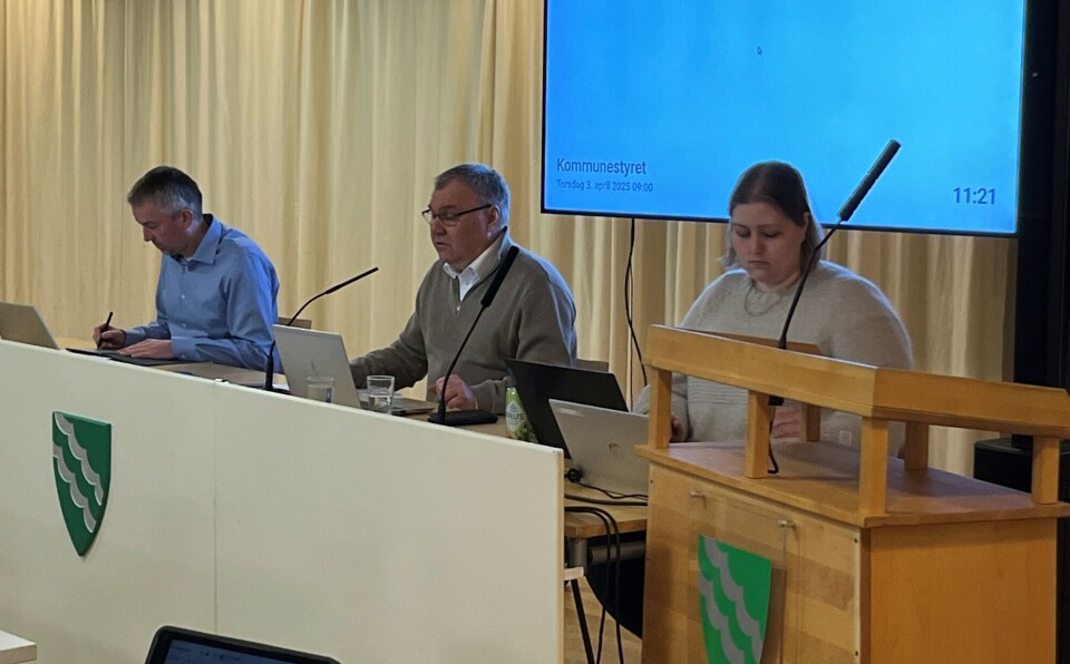 Kommunsdirektør Lars Inge Kvande, ordførar Hugo Pedersen og Silje Beate Holten, som var settevarardførar i dette møtet. Tre personar i eit møte.