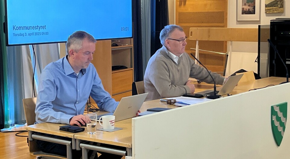 Kommunedirektør Lars Inge Kvande og ordførar Hugo Pedersen i torsdagens møte. To menn i eit møte.