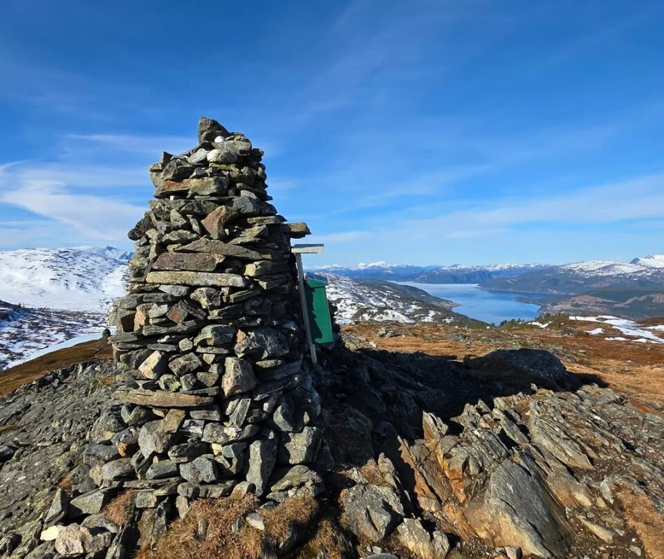 Syltnebba. En fjellvarde i solskinn.