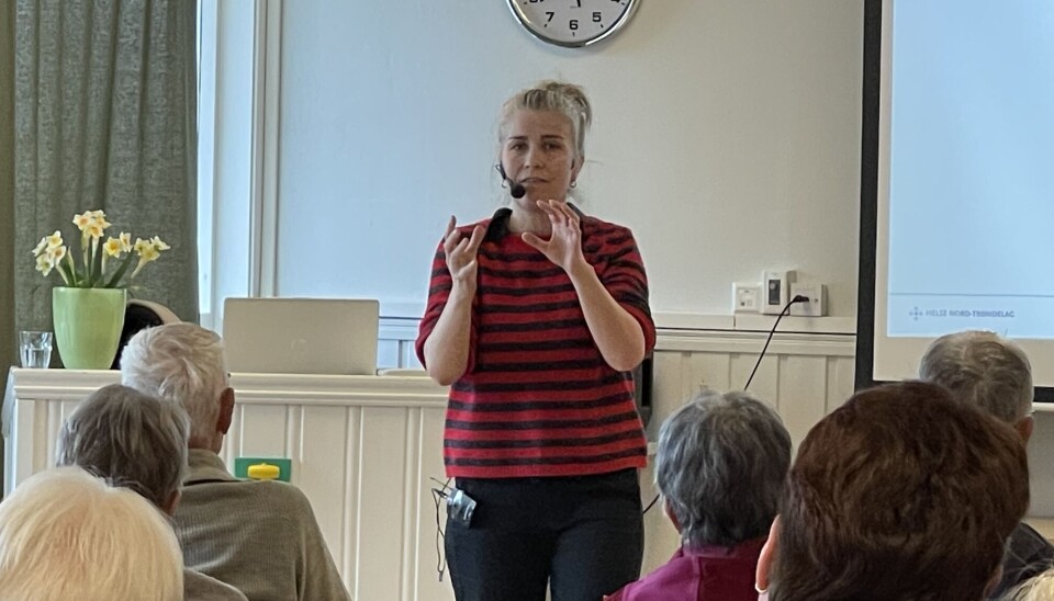 Overlege Marthe Kvello Alme forteller om demens og kognitiv svikt En dame står foran flere folk, som sitter med ryggen til