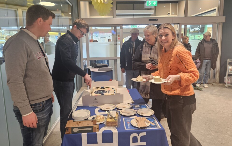 Kjell Otnes (til venstre) og Mattis Fiske delte ut kake til fornøyde kunder på Alti-senteret lørdag